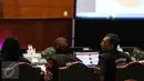 KPUD Jakarta melakukan Input dan memindai data form C1 hasil pemungutan suara dari setiap tempat pemungutan suara (TPS) dengan Sistem Informasi Perhitungan (Situng) KPU di Aula Bina Karya, Hotel Bidakara, Jakarta, Rabu (16/2). (Liputan6.com/Faizal Fanani)