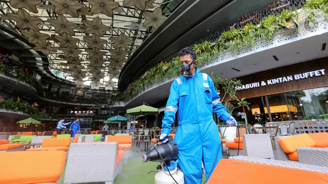 Cegah Covid-19 Petugas Semprot Mall dengan Disinfektan