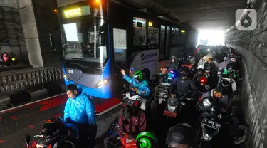 Kemacetan arus lalu lintas di Underpass Mampang, Jakarta Selatan, Kamis (6/7/2023). Kemacetan terjadi karena para pengendara kendaraan roda dua berteduh menghindari hujan. (merdeka.com/Arie Basuki)