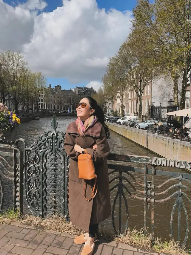 Potret Romantis Bunga Zainal dan Suami Liburan di Eropa, Andalkan Busana Earth Tone dan Backpack Rp63 Jutaan