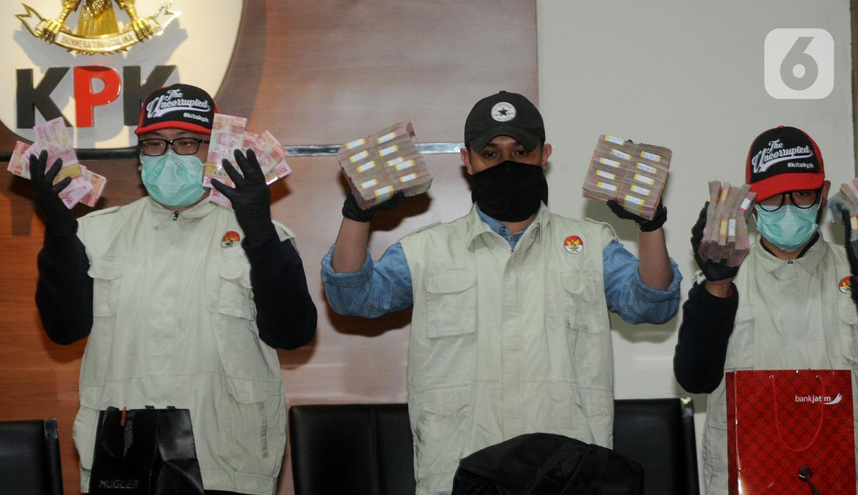 Penyidik KPK menunjukkan barang bukti uang Rp 1 miliar yang merupakan hasil operasi tangkap tangan (OTT) di Sidoarjo di Gedung KPK, Jakarta, Rabu (8/1/2020). (merdeka.com/Dwi Narwoko)