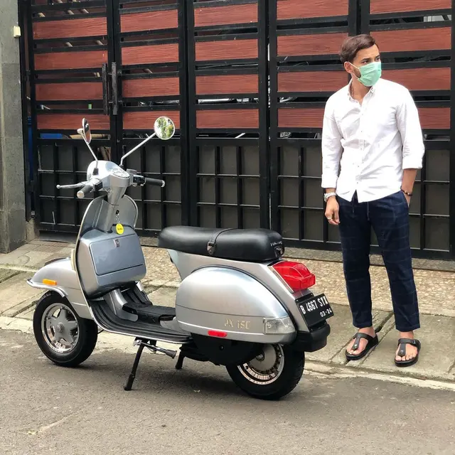 7 Gaya Keren Rifky Alhabsyi, Pesepak Bola dan Aktor yang Koleksi Vespa Klasik
