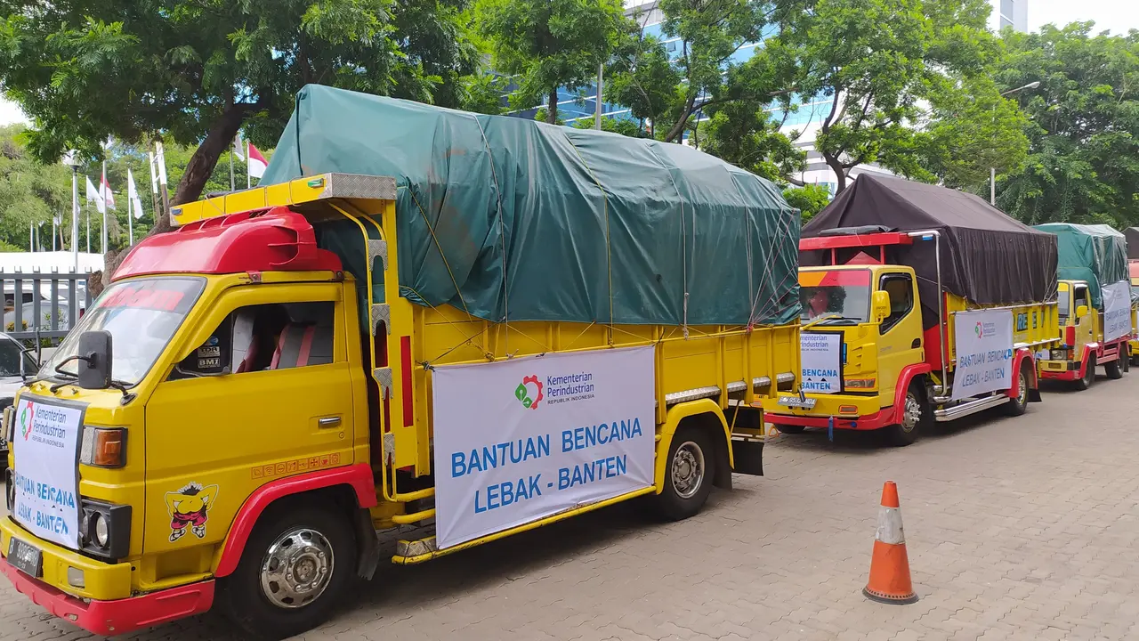 Kementerian Perindustrian (Kemenperin) melepas keberangkatan truk berisi bantuan, untuk korban banjir di Kabupaten Lebak, Banten.