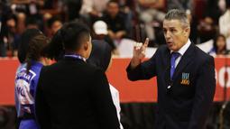 Seorang wasit meminta atlet Judo Indonesia, Miftahul Jannah, meninggalkan lokasi pertandingan pada Asian Para Games di Jiexpo, Kemayoran, Jakarta, Senin (8/10/2018). Miftah didiskualifikasi karena enggan melepas hijab nya. (Bola.com/M Iqbal Ichsan)