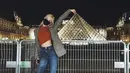 Salah satu contoh padu padan denim ala Parisian. Seperti Rose BLACKPINK yang tampil modis dengan cropped sweater, blazer, dan denim. [Instagram/roses_are_rosie]