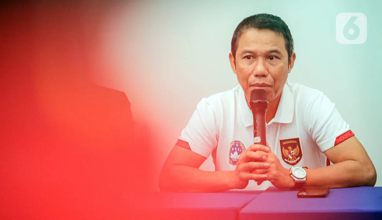 Sekretaris Jenderal PSSI Yunus Nusi menyampaikan keterangan pers terkait tragedi kerusuhan Stadion Kanjuruhan Malang di Stadion Madya, Jakarta, Minggu (2/10/2022). Yunus memastikan panitia pertandingan akan mendapat sanksi keras jika kerusuhan itu terbukti di dalam lapangan. (Liputan6.com/Faizal Fanani)