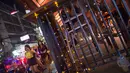 Foto pada 11 Oktober 2018 memperlihatkan wanita berjalan melewati sebuah bar di Nana Red Light Distrik, Bangkok, Thailand. Kawasan tersebut merupakan tempat lokalisasi hiburan malam paling tersohor di Bangkok. (Romeo GACAD / AFP)