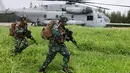 Pasukan Marinir Indonesia turun dari helikopter saat ambil bagian dalam latihan bersama tentara AS pada latihan militer The Rim of The Pacific (Rimpac) 2016 di Honolulu, Hawaii, Rabu (13/7). Rimpac 2016 digelar pada Juni-Juli 2016. (REUTERS/Hugh Gentry)
