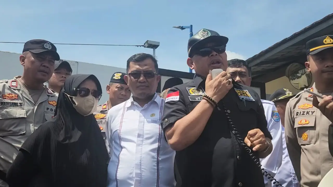 Wakil Ketua DPRD Kota Depok, Tajudin Tabri saat menemui warga memprotes atas limbah pabrik yang mencemari lingkungan RW4 Kampung Cipayung, Sukmajaya, Depok.