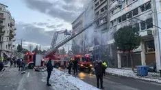 di dalam bangunan yang rusak menyusul ledakan di pusat kota Athena, Rabu (26/1/2022).  Ledakan tersebut menyebabkan tiga orang terluka dan merusak sebuah blok kantor. (AP Photo/Derek Gatopoulos)