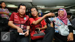 Sejumlah karyawan terlihat antusias dan ceria saat melakukan penukaran uang untuk persiapan Lebaran, Jakarta, Rabu (8/7/2015). BI bersama BTN menggelar layanan penukaran uang bagi karyawan di Gedung SCTV Tower. (Liputan6.com/Yoppy Renato)