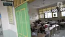 Siswa saat mengikuti kegiatan belajar di salah satu kelas SDN Bukit Duri 11, Jakarta, Senin (6/1/2020). Banjir menyebabkan sekitar 50 persen siswa SDN Bukit Duri 11 tidak masuk sekolah karena mayoritas tinggal di kawasan Kampung Melayu dan Kampung Pulo. (merdeka.com/Iqbal S. Nugroho)
