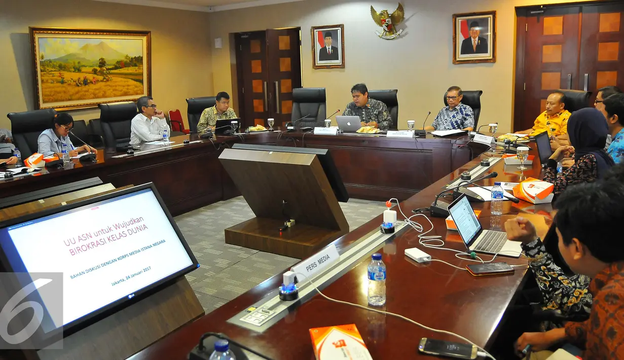 Suasana diskusi yang membahas terkait UU ASN untuk wujudkan birokrasi kelas dunia yang digelar di Setneg, Jakarta, Selasa (23/1). Dalam diskusi tersebut membahas isu jual beli jabatan dalam aparatur sipil negara. (Liputan6.com/Angga Yuniar)
