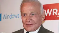 9 September 2002: Astronaut Buzz Aldrin Tonjok Pria yang Menyebutnya Pembohong