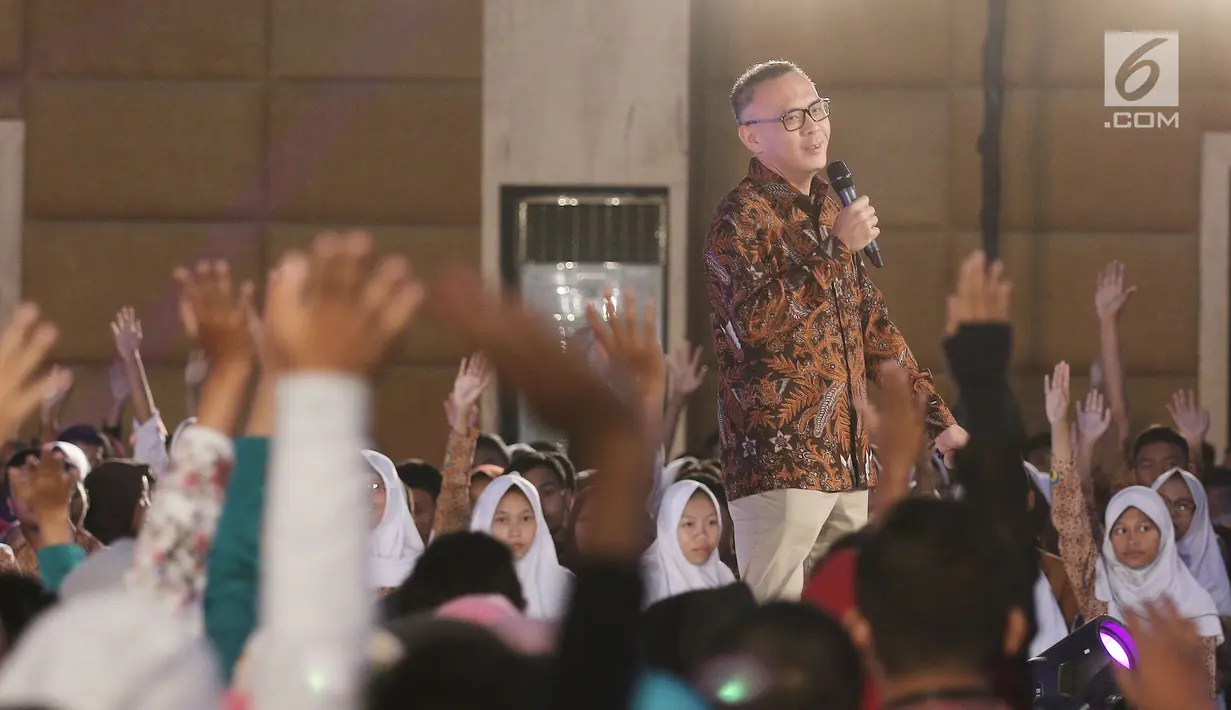 President Director & CEO Indosat Ooredoo Joy Wahjudi berinteraksi dengan para peserta di gelaran Emtek Goes To Campus 2018 di Universitas Negeri Semarang (UNNES), Semarang, Kamis (19/7). (Liputan6.com/Herman Zakharia)