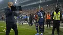 Ini bukan kejadian pertama buat Neymar. Pada pertandingan melawan Marseille di tahun 2017, Neymar mendapatkan perlakuan yang sama akibat ulah supporter Marseille yang begitu benci kepada pemain timnas Brasil tersebut. (AP Photo/Daniel Cole)