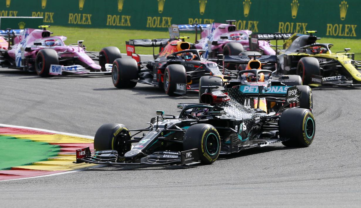 Pembalap Mercedes, Lewis Hamilton, memimpin di balapan F1 GP Belgia di Sirkuit Spa-Francorchamps, Minggu (30/8/2020). Lewis Hamilton finis pertama dengan catatan waktu 1 jam 24 menit 8,761 detik. (Stephanie Lecocq, Pool via AP)