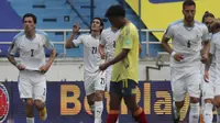 Pemain Uruguay Edinson Cavani (21) merayakan gol pembuka dalam pertandingan sepak bola kualifikasi untuk Piala Dunia FIFA Qatar 2022 melawan Kolombia di stadion Metropolitano di Barranquilla, Kolombia, Jumat, 13 November 2020. (AP Photo / Fernando Vergara