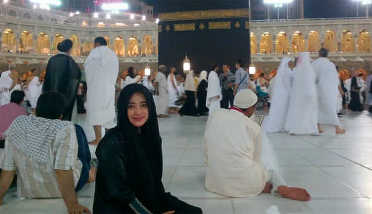 Saat menjalani ibadah umroh pada 2012 silam, Dewi Perssik mengaku diajak menikah oleh dua orang pria Arab. Ia mengangap, bahwa sebagai pengingat untuk tidak lama-lama menjanda. (Istimewa)