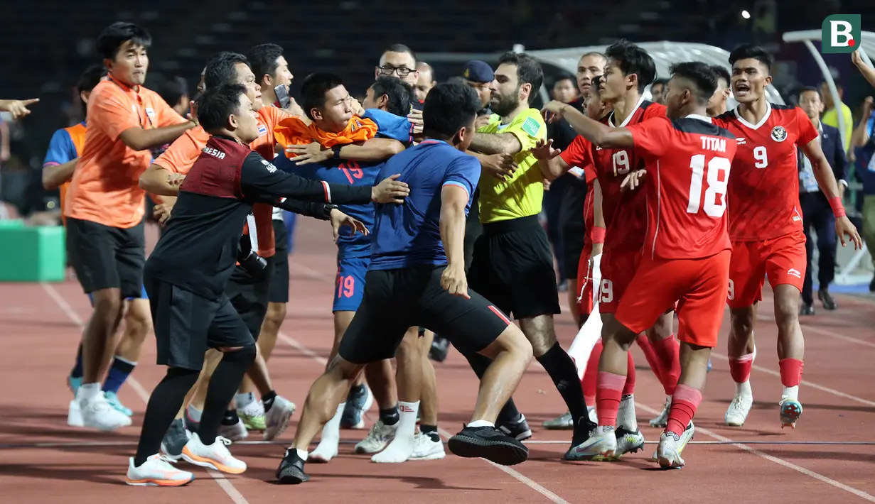 <p>Sejumlah pemain dan official Timnas Indonesia U-22 bersitegang dengan pemain dan official Timnas Thailand U-22 pada laga final sepak bola SEA Games 2023 yang berlangsung di Olympic Stadium, Phnom Penh, Kamboja, Selasa (16/05/2023). (Bola.com/Abul Aziz)</p>