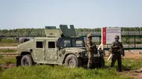 Tentara berjaga-jaga saat acara peletakan batu pertama di pangkalan militer Redzikowo di Polandia utara. (Dok. Wojtek Radwanski/AFP).&nbsp;