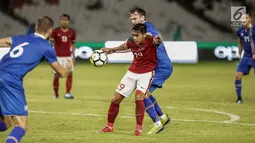 Pemain Timnas Indonesia, Septian David Maulana (merah) mengontrol bola saat pertandingan melawan Islandia di Stadion Gelora Bung Karno (GBK), Senayan, Jakarta, Minggu (14/1). Presiden Jokowi hadiri pertandingan ini. (Liputan6.com/Faizal Fanani)