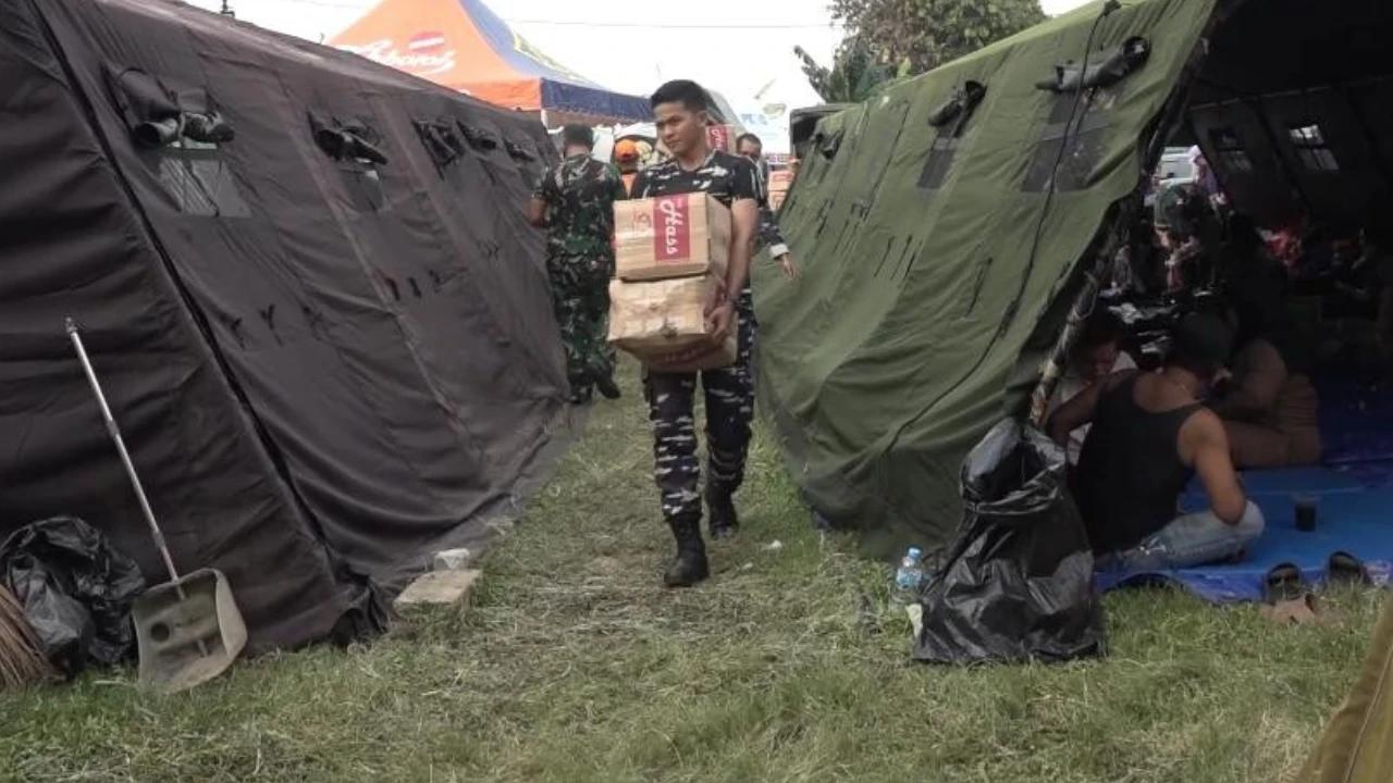 FOTO: TNI AL Bangun Posko Pengungsian  dan Salurkan Bantuan bagi Korban Kebakaran di Kemayoran