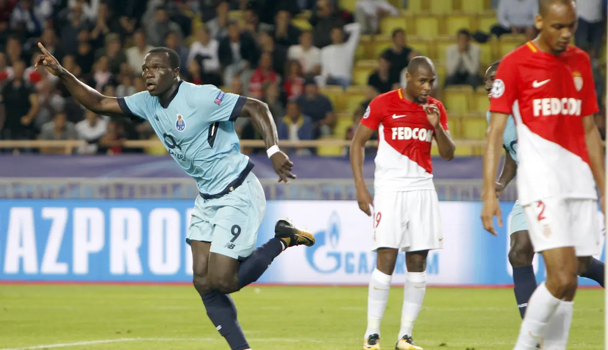 Pemain Porto, Vincent Aboubakar memborong dua gol untuk kemenangan timnya atas Monaco  pada laga grup G Liga Champions di Louis II stadium, Monaco, (26/9/20170). Porto menang 3-0. (AP/Claude Paris)