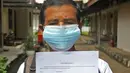 Pasien sembuh COVID-19 memperlihatkan surat keterangan selesai isolasi di Graha Wisata Ragunan di Jakarta, Jumat (29/1/2021). Data Satgas Covid-19 per Jumat (29/1), jumlah pasien yang sembuh bertambah 10.138 orang dengan total pasien sembuh mencapai 852.260 orang. (Liputan6.com/Herman Zakharia)