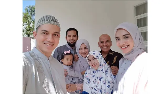 Saat merayakan lebaran bersama, keluarga yang harmonis.
