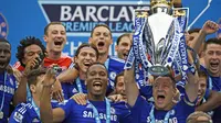 SENANG - John Terry mengaku senang Chelsea kembali mengangkat trofi Liga Premier. (Reuters / Dylan Martinez)