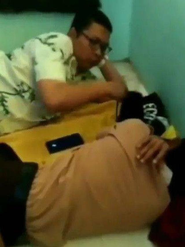 6 Ekspresi Senyum Lebar Guru Lihat Murid Tidur Ini Kocak