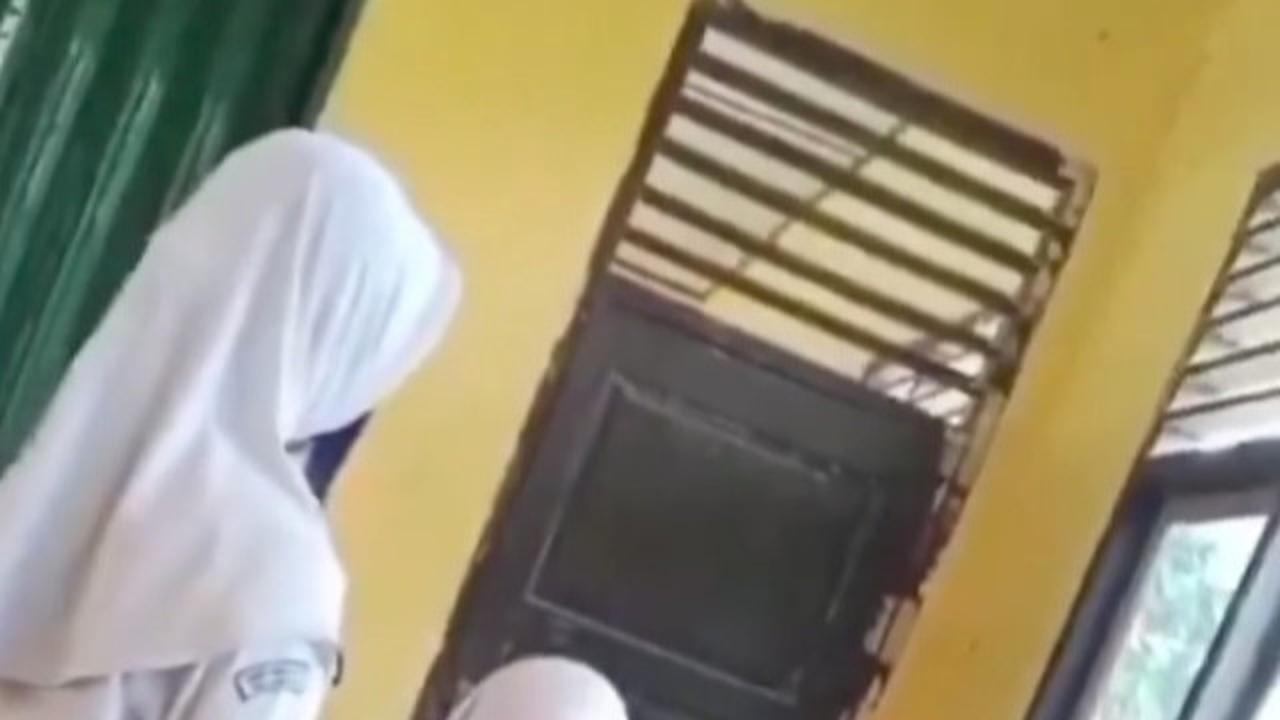 Viral Siswi SMP Dibully Teman Sekelas, Hijab Ditarik hingga Jatuh dan Terbentur Meja Ini Pemicunya