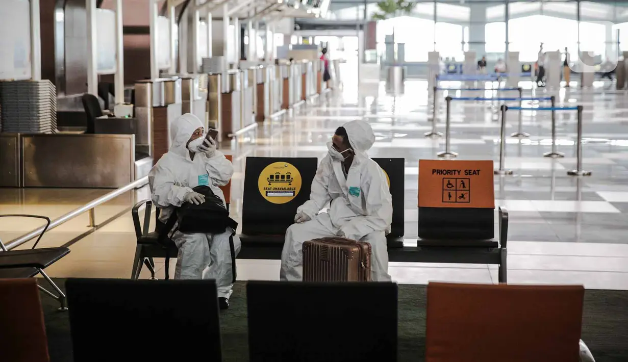 Sejumlah calon penumpang pesawat menggunakan alat pelindung diri (APD) di Terminal 3 Bandara Soekarno-Hatta (Soetta), Tangerang, Banten, Senin (11/5/2020). Calon penumpang menggunakan APD untuk melindungi diri dari penularan virus corona COVID-19. (Liputan6.com/Faizal Fanani)