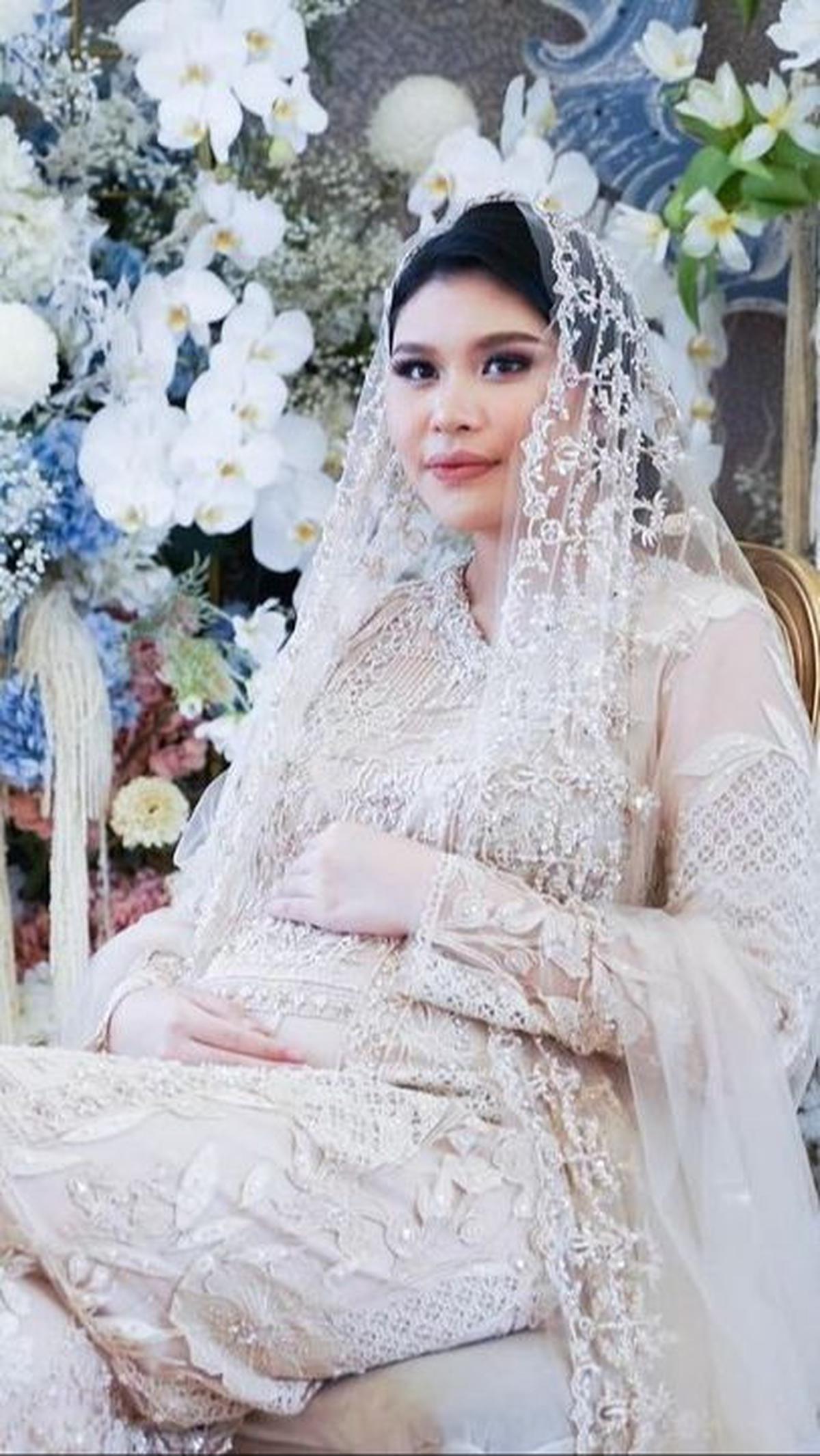 "Tasyakuran 4 Bulanan ananda @debbypramestyaa . Mohon doa restunya semoga selalu diberi kesehatan, ketabahan dan kekuatan. Amiiin," tulis Bambang Soesatyo. <br>