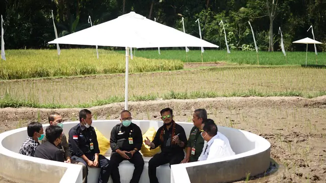 Menteri Pertanian Syahrul Yasin Limpo (Mentan SYL) mengunjungi sekaligus panen padi di Svarga Bumi Borobudur, lokasi agro wisata sawah Kabupaten Magelang,