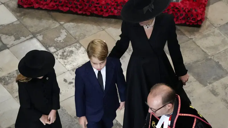 Pangeran George, Putri Charlotte, Kate Middleton,dalam Pemakaman Ratu Elizabeth II.  (Foto: AP Photo/Frank Augstein, Pool)