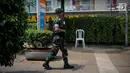 Seorang anggota TNI berpatroli di kawasan perbelanjaan Glodok, Jakarta, Rabu (17/4). Pada hari pencoblosan Pemilu 2019, pusat perbelanjaan di kawasan Glodok tutup dan dijaga aparat. (Liputan6.com/Faizal Fanani)