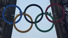 Cincin Olimpiade terlihat di Menara Eiffel, Paris pada Jumat (7/6/2024). (AP Photo/Michel Euler)