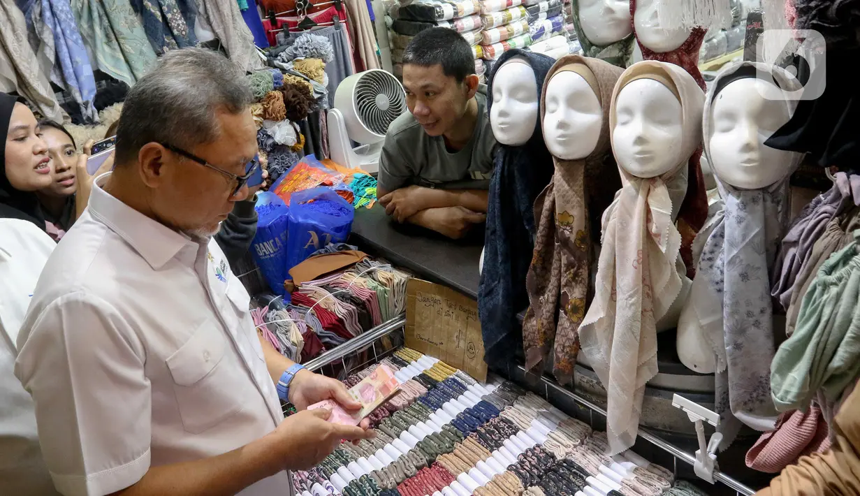Zulkifli Hasan mengaku senang melihat ramainya aktivitas perdagangan di Pasar Tanah Abang. (Liputan6.com/Herman Zakharia)