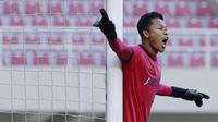 Kiper Persikabo 1973, Syahrul Fadil, memeberikan arahan kepada rekannya saat melawan Arema FC  pada laga Piala Menpora 2021 di Stadion Manahan, Solo, Minggu (21/3/2021). (Bola.com/M Iqbal Ichsan)