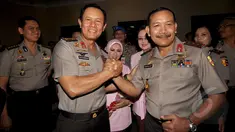 Mantan Kapolri Jenderal Pol. Sutarman (kiri) bersama Plt. Kapolri Komjen Pol. Badrodin Haiti (kanan) saat menghadiri upacara Penyerahan Tugas Wewenang dan Tanggung Jawab Kapolri, Jakarta, Rabu (21/1/2015). (Liputan6.com/Miftahul Hayat)