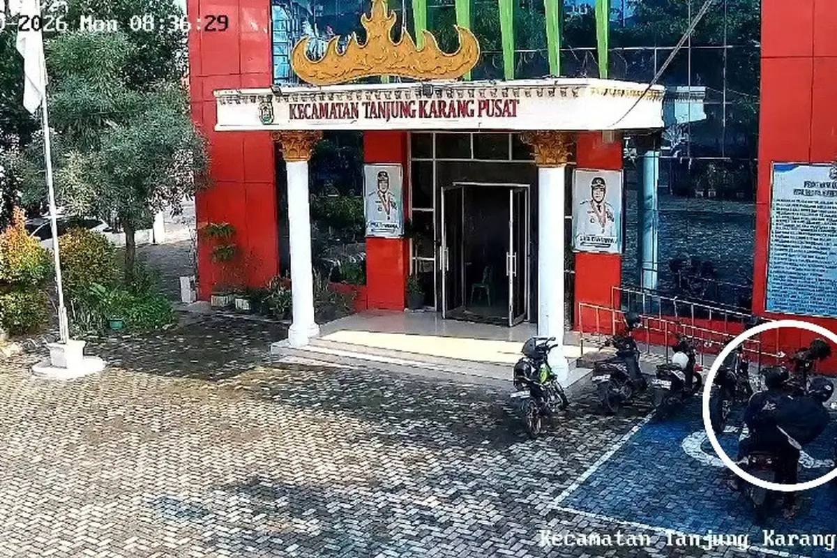 Tangkapan layar rekaman CCTV pelaku curanmor menodongkan senjata api ke arah pegawai yang mengejarnya. (Dok. Istimewa).