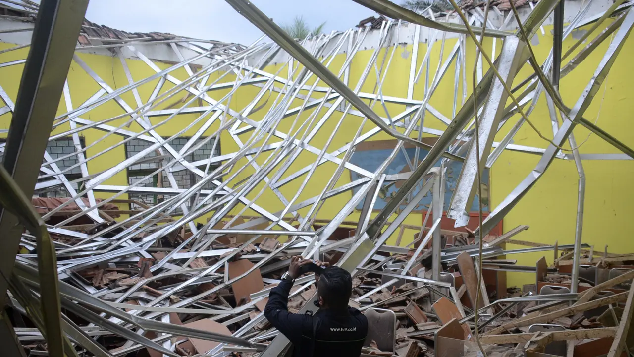 Kerusakan Bangunan Akibat Gempa Jatim