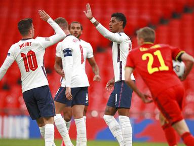 Penyerang Inggris, Marcus Rashford, melakukan selebrasi bersama Mason Mount usai mencetak gol ke gawang Belgia pada laga UEFA Nations League di Stadion Wembley, Minggu (11/10/2020). Inggris menang dengan skor 2-1. (AP/Ian Walton, Pool)