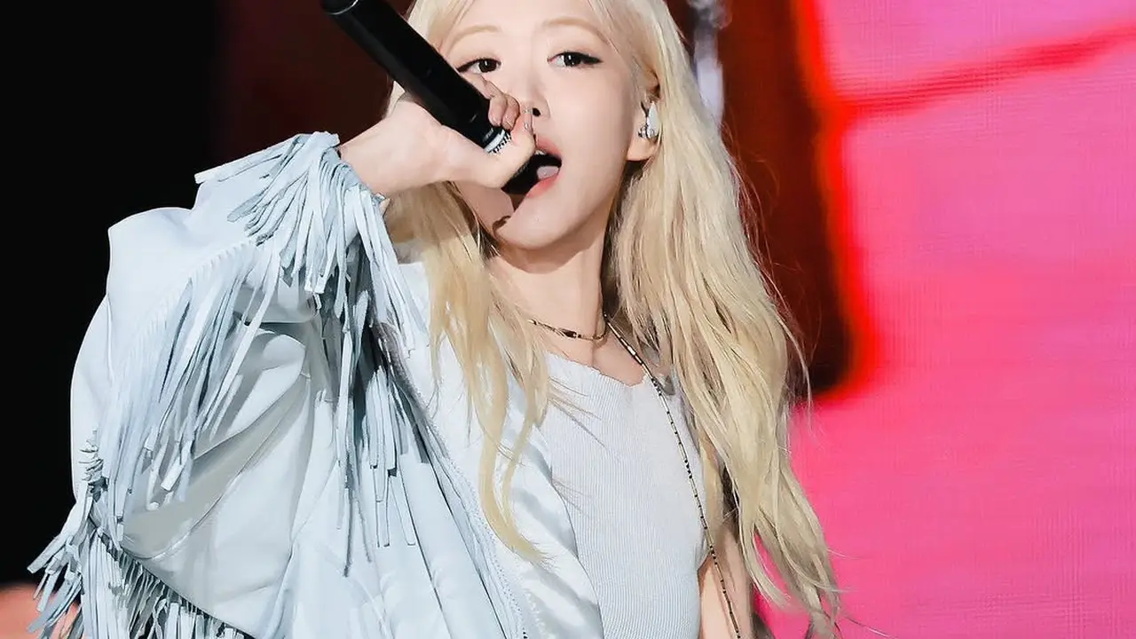 Gaya Boho Chic Rose BLACKPINK Jadi Guest Star Konser Coldplay Korea Setelah TWICE dan Jin BTS, Bawakan Lagu Hits APT