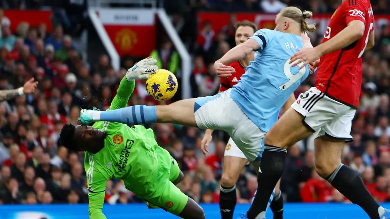 Pasukan Pep Guardiola sukses menghentikan laju tiga kemenangan beruntun Manchester United pada lanjutan Liga Inggris 2023/2024. Skor 3-0 berhasil diraih Manchester City di Old Trafford pada Senin (30/10/2023) dini hari WIB.