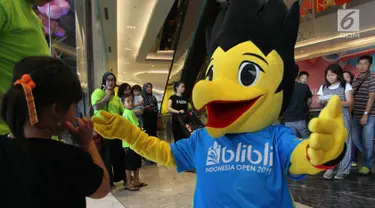 Maskot BIO menyapa pengunjung dalam Road to Blibli Indonesia Open 2019 di Neo Soho, Jakarta, Minggu (14/7/2019). Turnamen bulu tangkis yang diikuti oleh 236 pebulu tangkis dari 20 negara memperebutkan hadiah total senilai USD 1.250.000 atau sekitar Rp 17 miliar. (Liputan6.com/HO/Rizky)