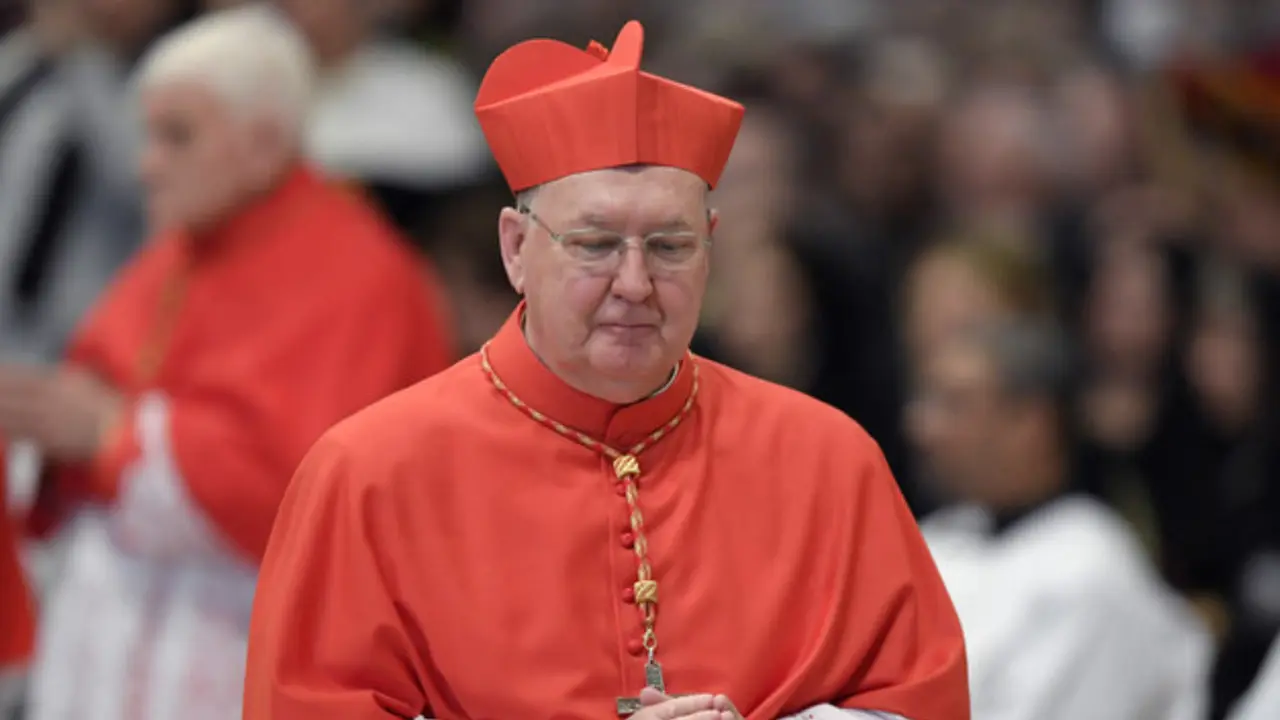 Paus Fransiskus yang menunjuk Kevin Farrell sebagai camerlengo pada tahun 2019. Dalam peran ini, ia bertanggung jawab mengatur berbagai tahapan penting, termasuk konklaf atau pemilihan paus berikutnya (Dok. AFP).