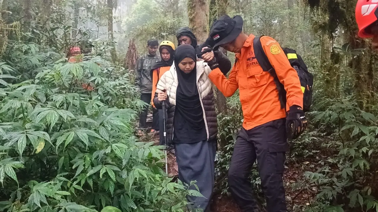 Tim SAR gabungan mengevakuasi dua pendaki wanita yang mengalami keadaan darurat saat melakukan pendakian di Gunung Bulubaria, Kabupaten Gowa, Sulawesi Selatan, Sabtu (23/5/2026) malam.